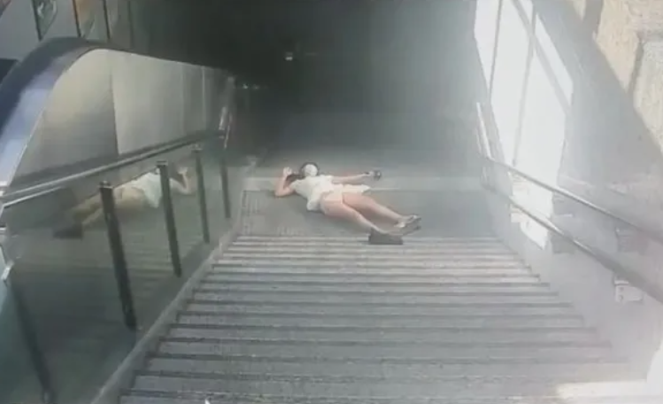 上下楼梯玩手机识别 自动识别区域内打电话行为-及时预警