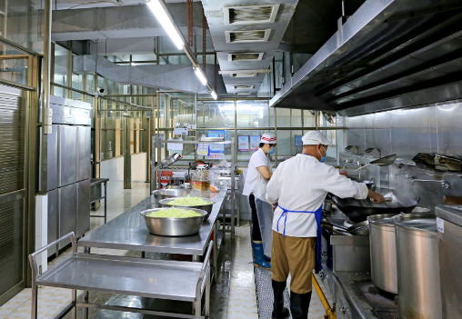 推进学校食堂明厨亮灶全覆盖