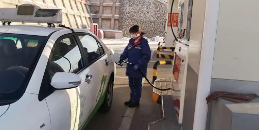 AI精准识别+实时预警！加油站工作服合规检测系统