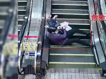商城AI摔倒识别违规乘坐扶手电梯事件